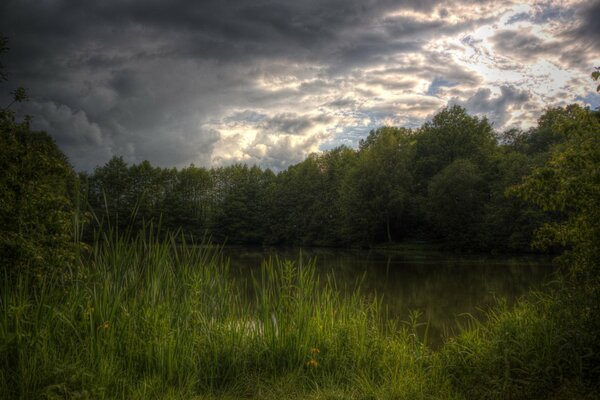 Arrivée de la pluie d été sur un petit lac