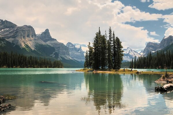 El agua refleja todas las hermosas notas de nuestra naturaleza