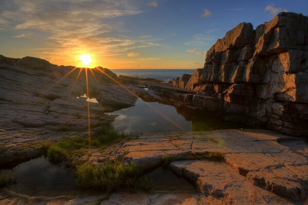 Coucher de soleil magique sur les rochers