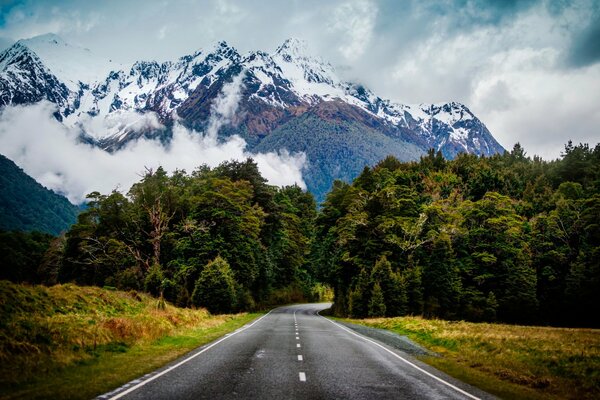 The road leading to the mountains