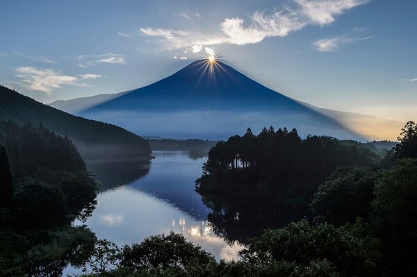 Riflessione del vulcano e del sole nell acqua