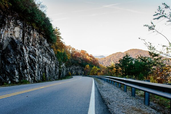 Camino a través de las montañas en otoño