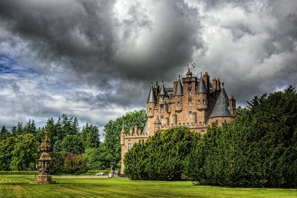 Schottisches Schloss mit Rasen und Wald