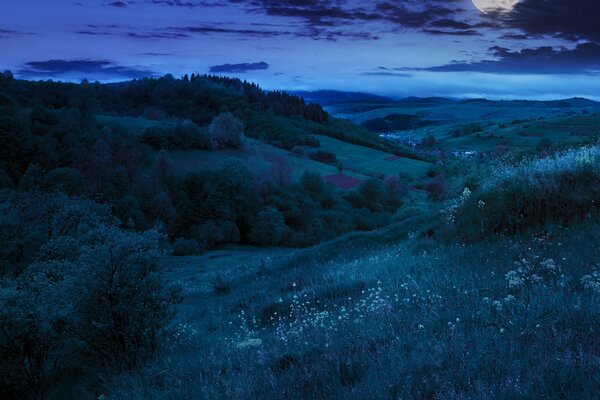 Vollmond über einem Nachttal mit Hügeln