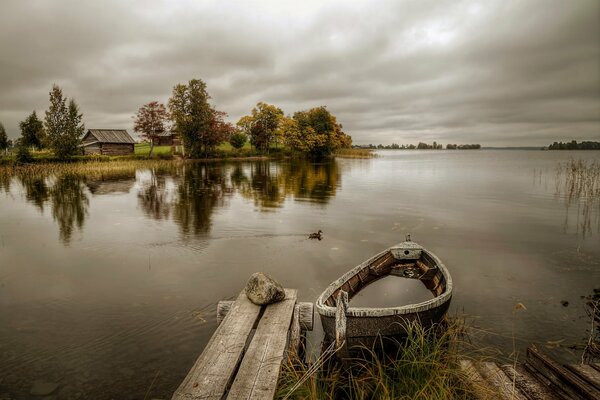 Herbstkarelien am Flussufer