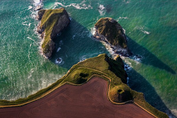 Draufsicht. Meer und Felsen