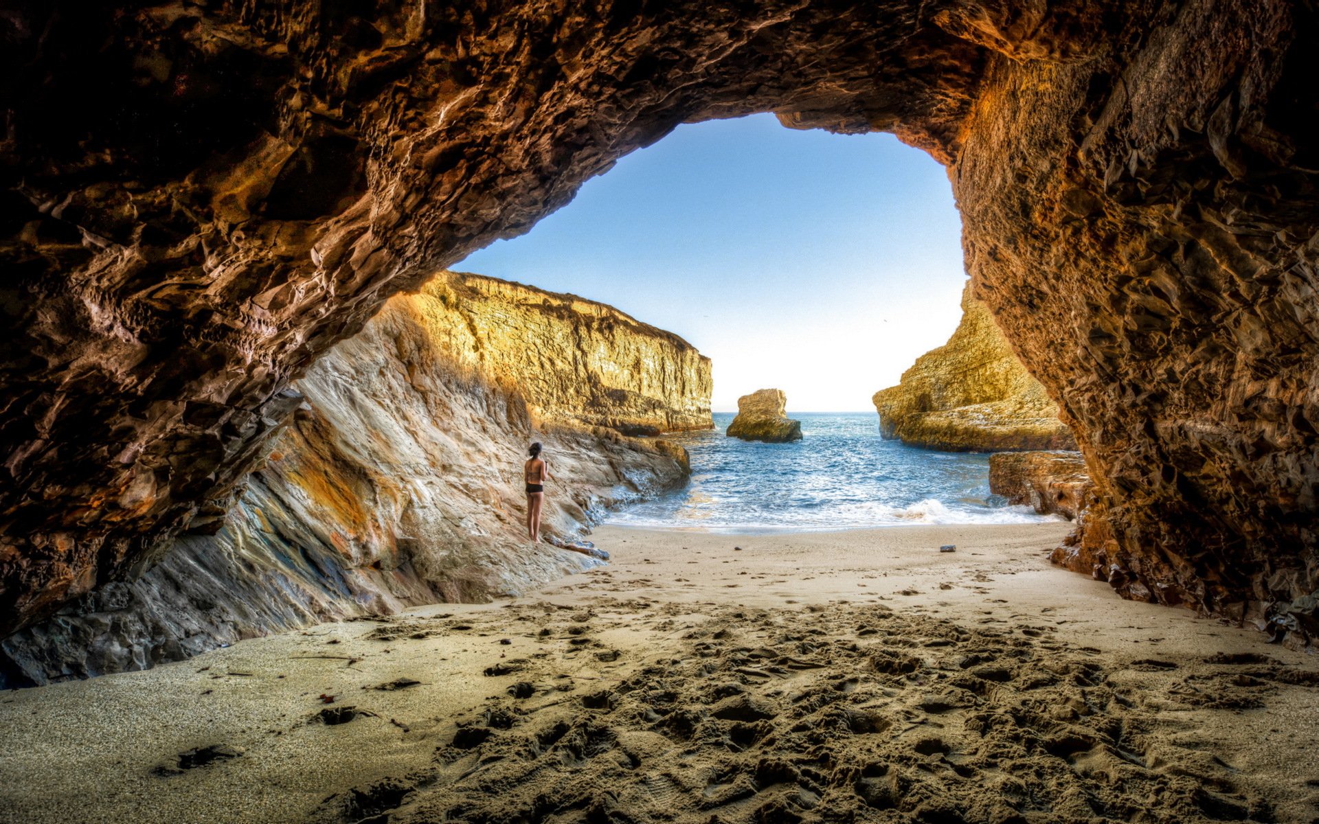 rocce grotta ragazza mare