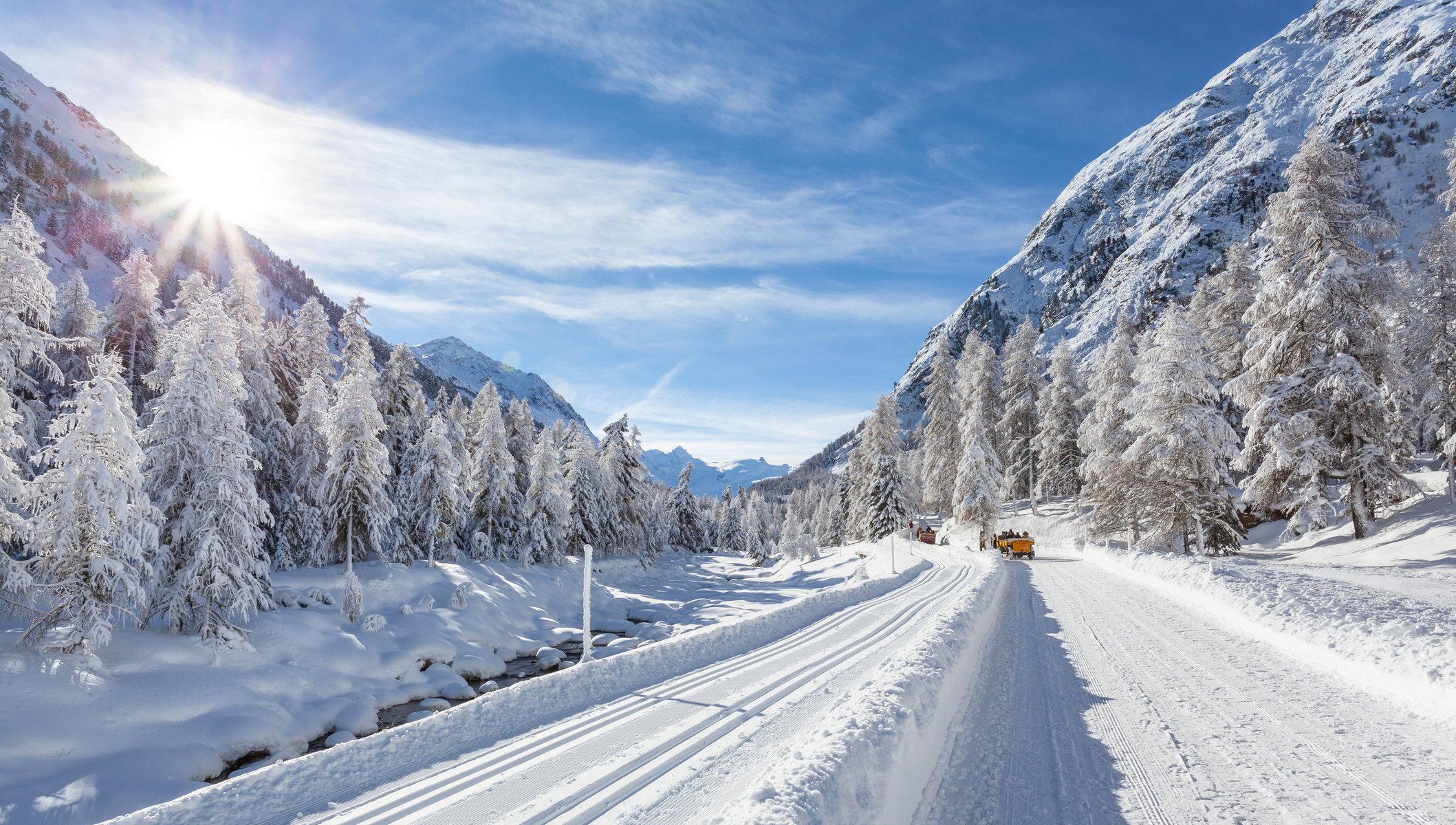 route voitures hiver neige collines soleil