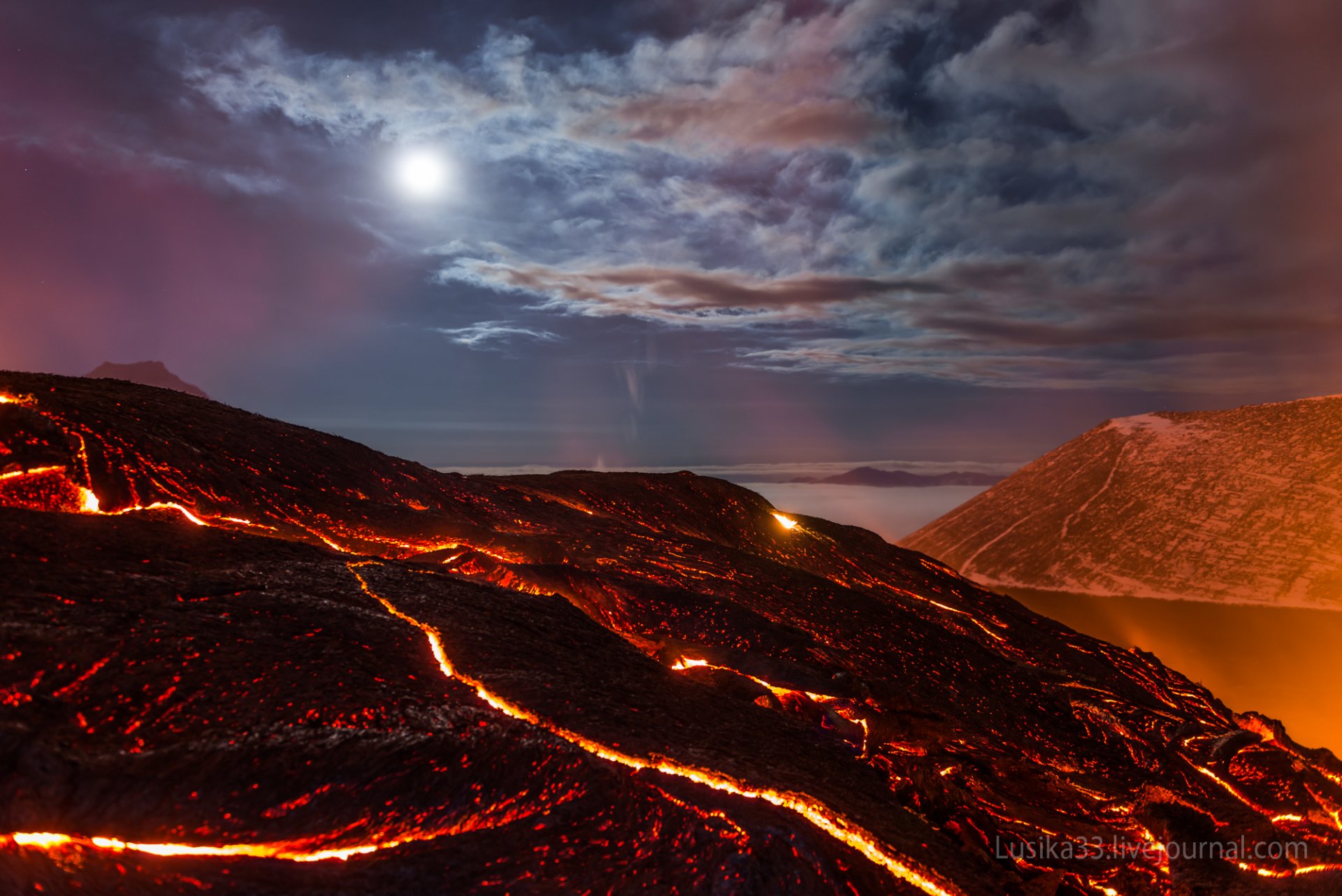 vulcano tolbachik kamchatka lava notte mare rocce cielo stelle nuvole luce calore kamchatka russia stella luna roccia montagna