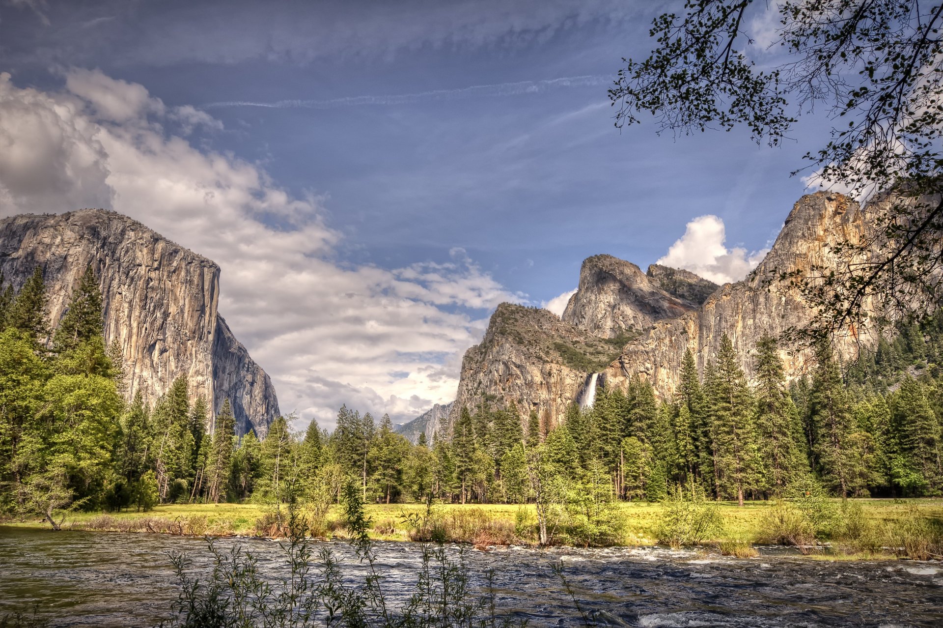 yosemite valley yosemite valley kalifornien usa felsen sierra nevada berge wasser merced river wald bäume himmel wolken malerischer ort