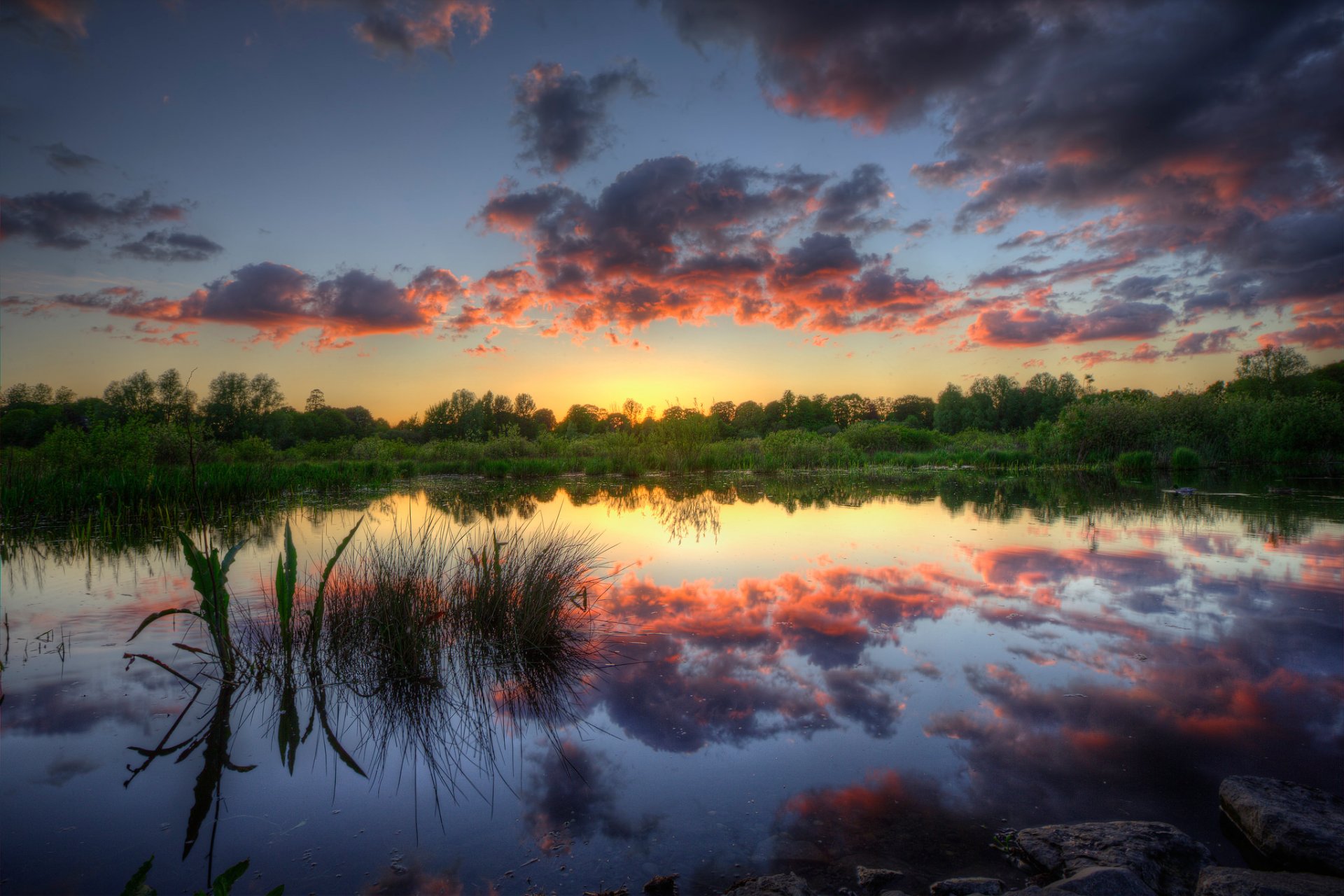 marais nuages réflexion