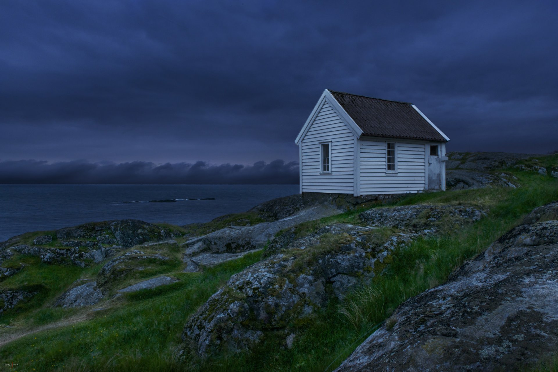 norvegia casa lago notte blu cielo nuvole