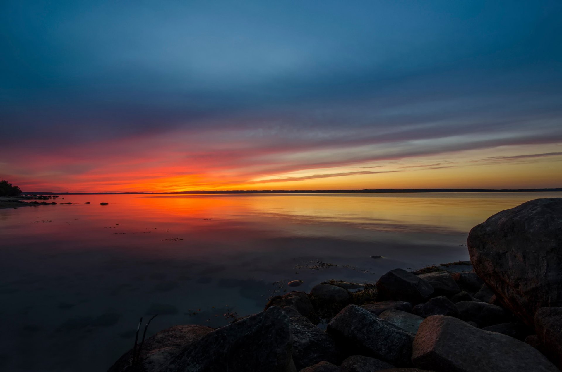 puesta de sol mar báltico piedras