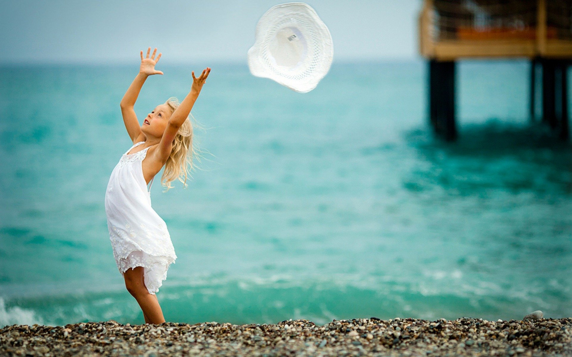 chica mar arena viento naturaleza