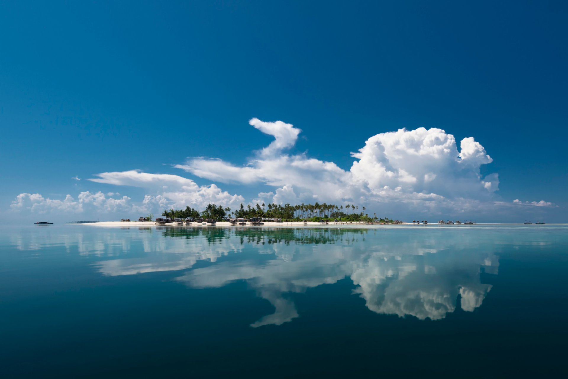 isla mar nubes reflexión