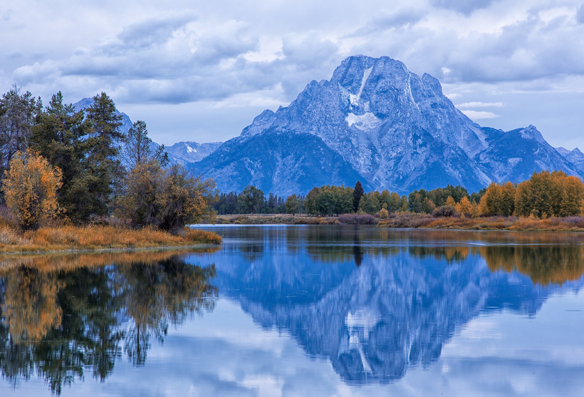 usa mount moran snake river grand teton national park wyoming autumn snake river grand teton trees forest river water surface morning sky clouds clouds reflection