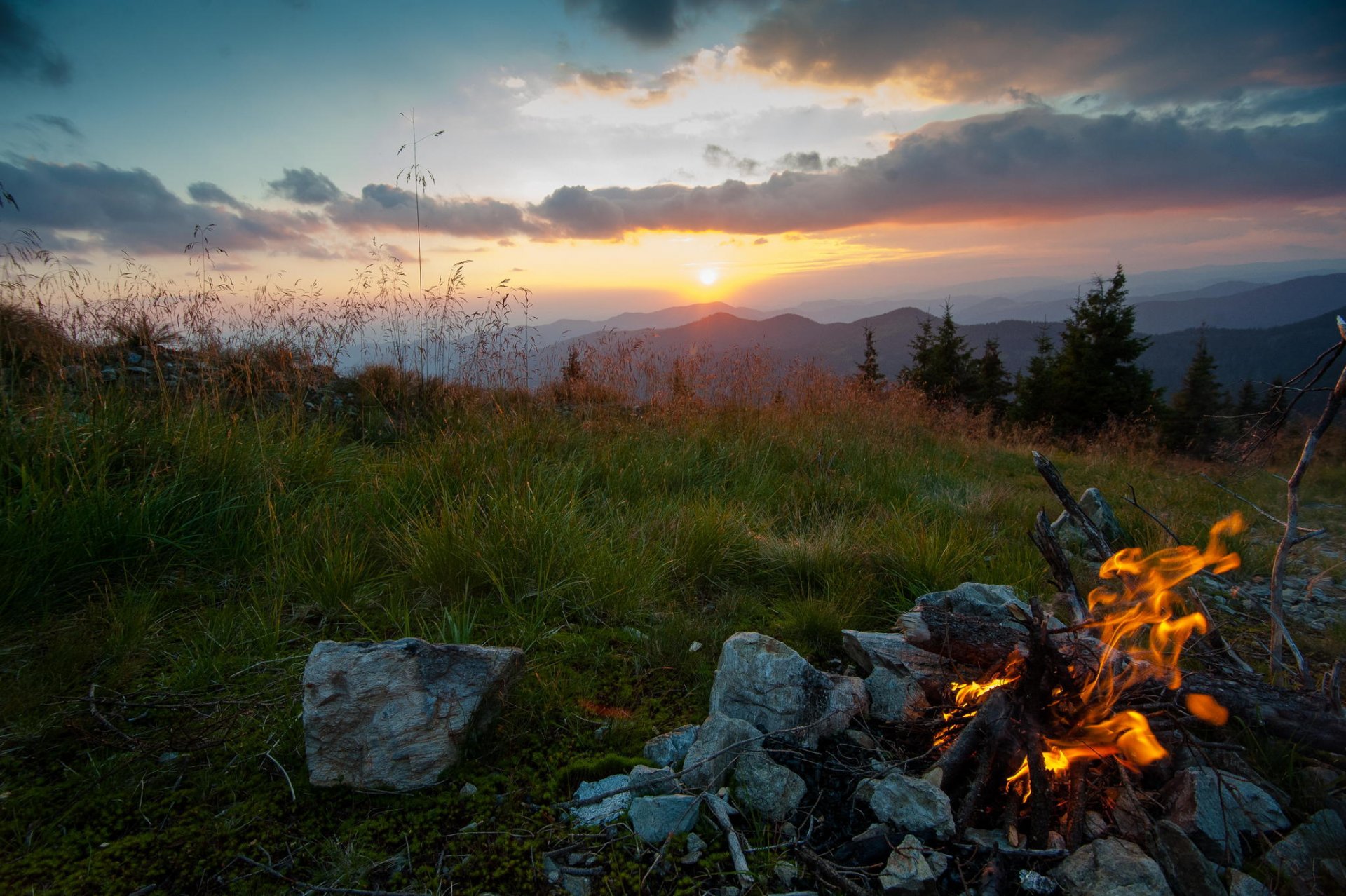 carpates montagnes ukraine soirée feu