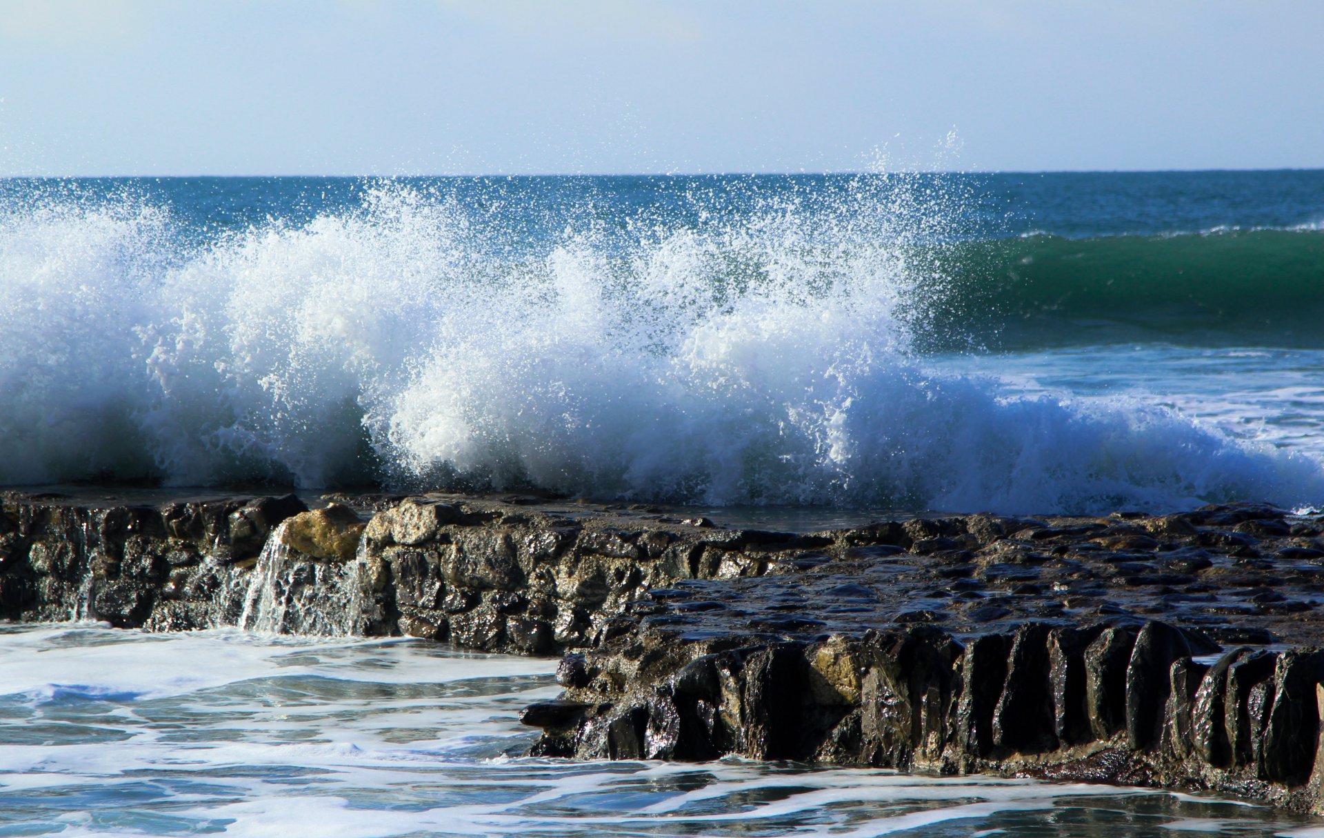 mer roches pierres éclaboussures vague