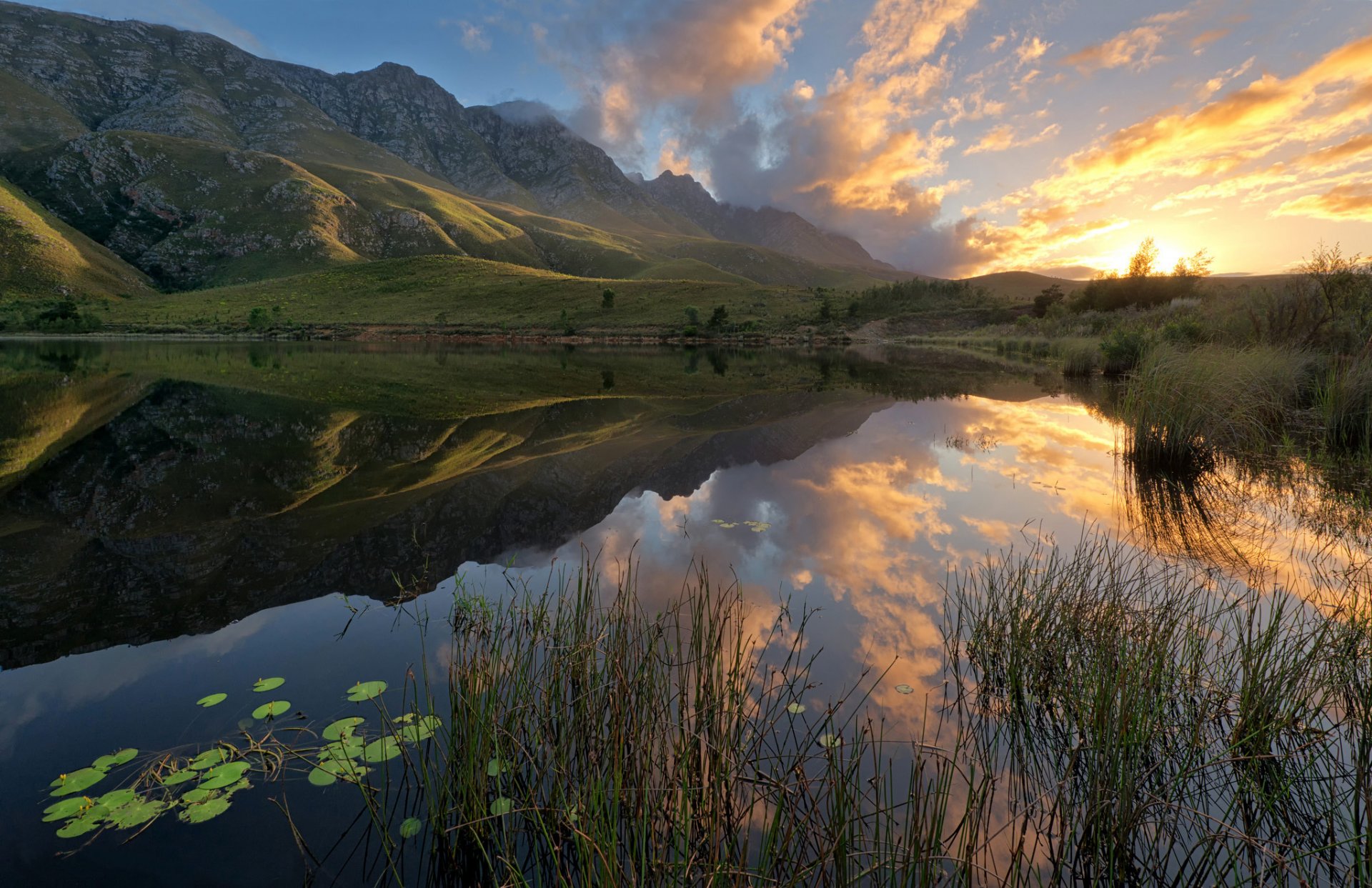 sudáfrica montañas lago reflexión amanecer