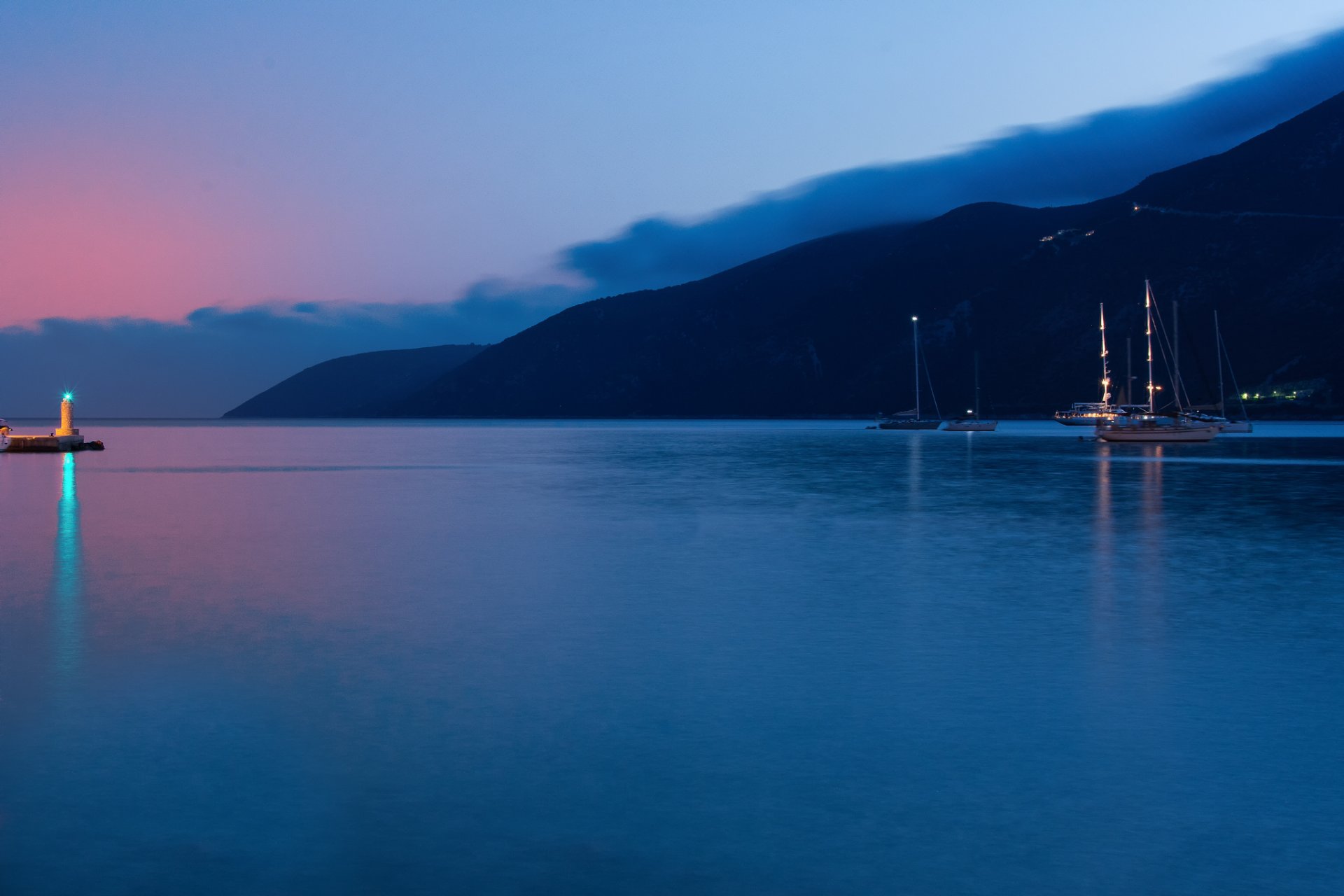 montagnes coucher de soleil mer yacht phare