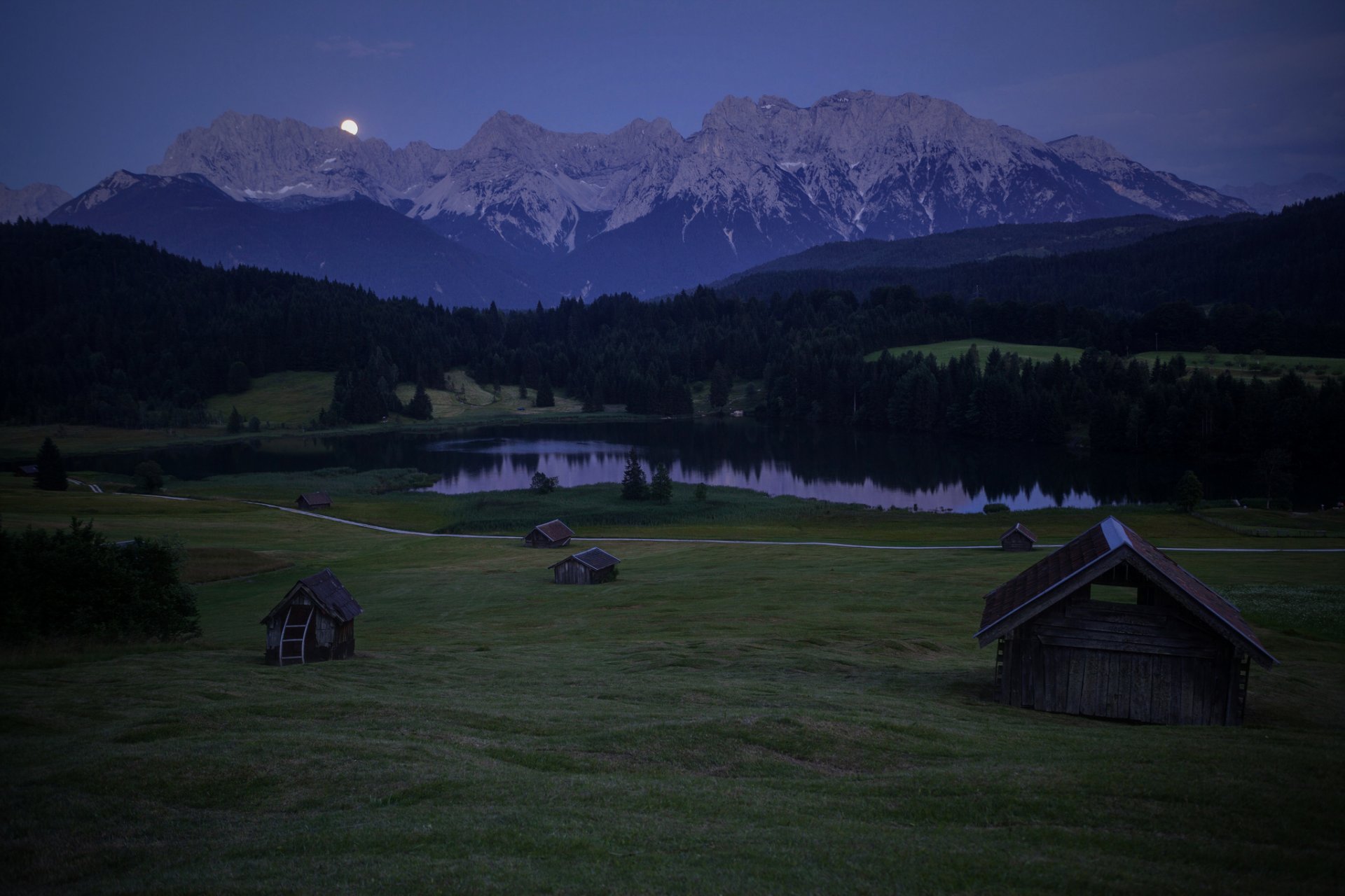 deutschland bayern karwendel alpen berge lichtung hügel wald bäume häuser nacht blau himmel mond