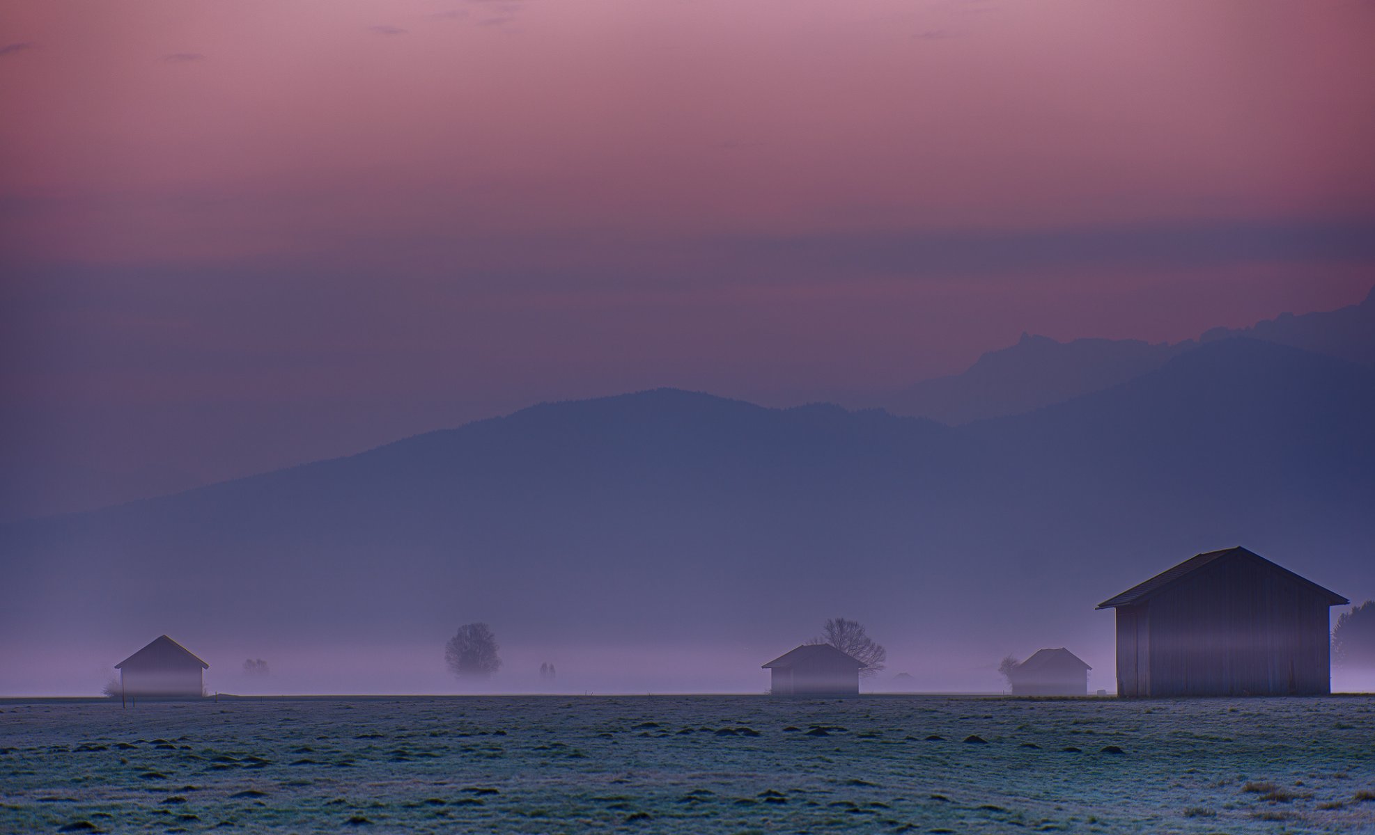 allemagne bavière karwendel alpes montagnes clairière collines arbres maisons brume brouillard pourpre ciel avant l aube matin