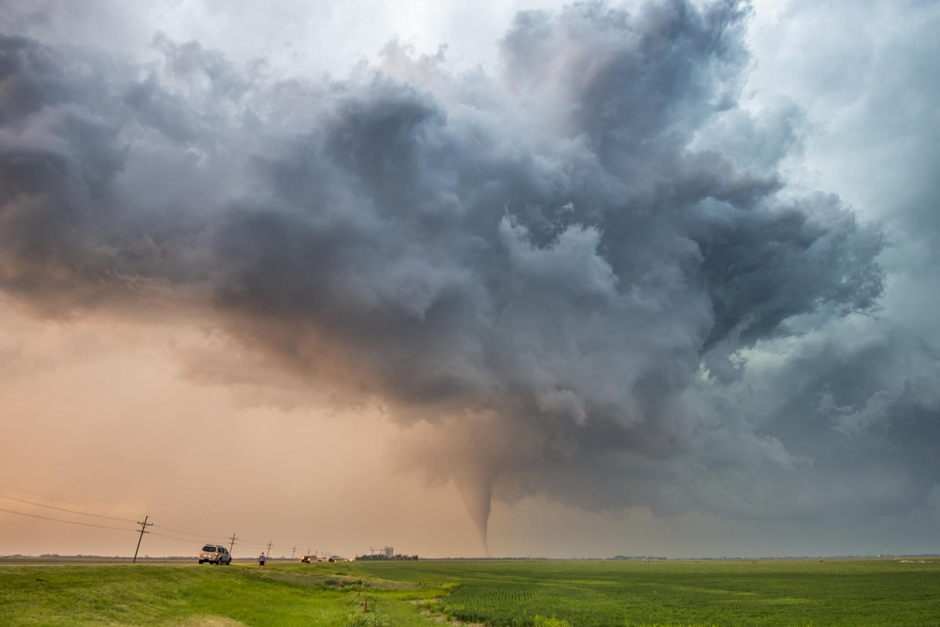 gewitter wolken himmel straße feld tornado