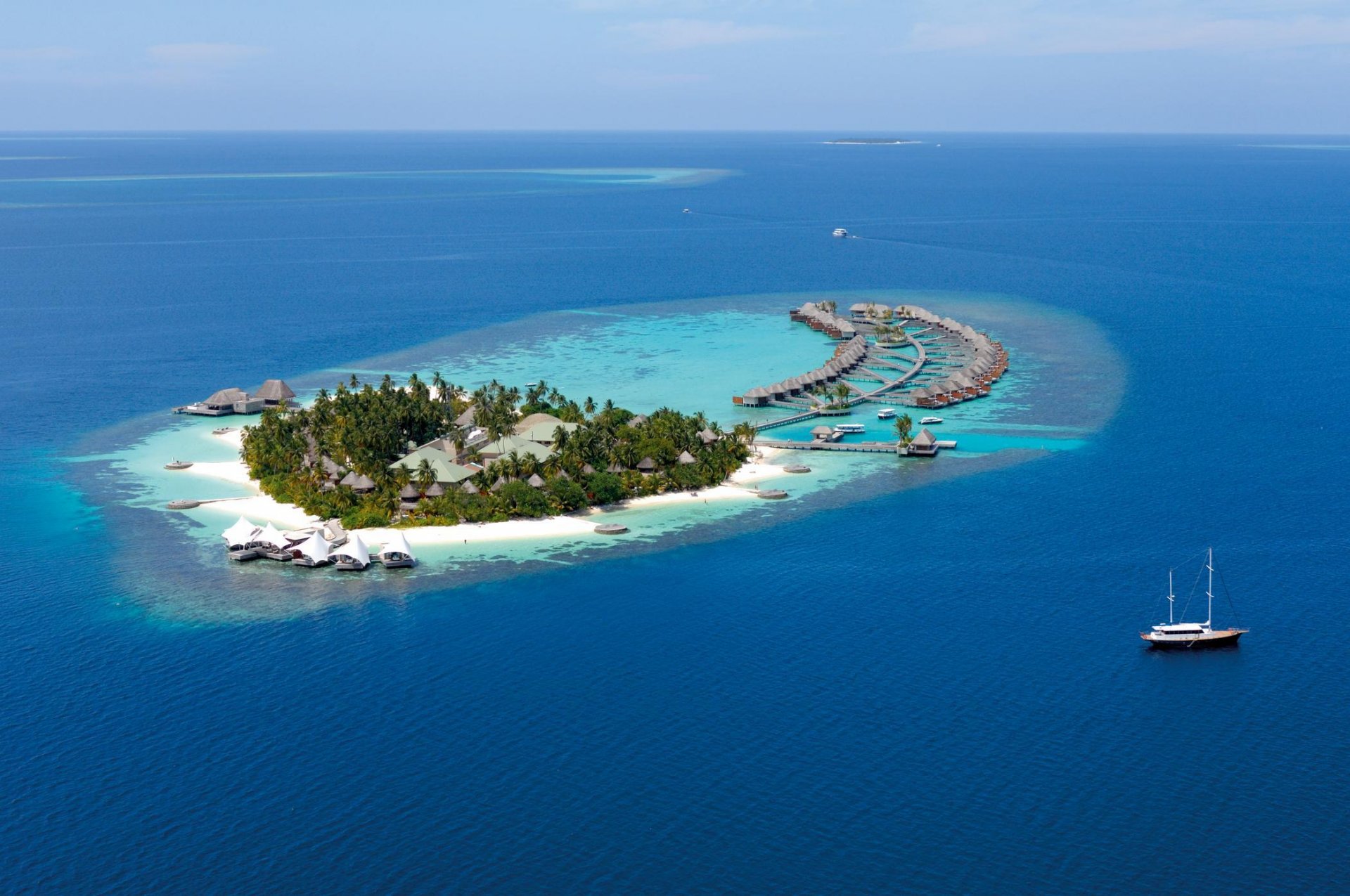 maldives fesdu the maldives island bungalow yacht ocean palm background wallpaper widescreen full screen hd wallpapers fullscreen