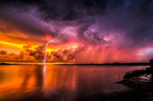 Tormenta. Relámpagos al atardecer