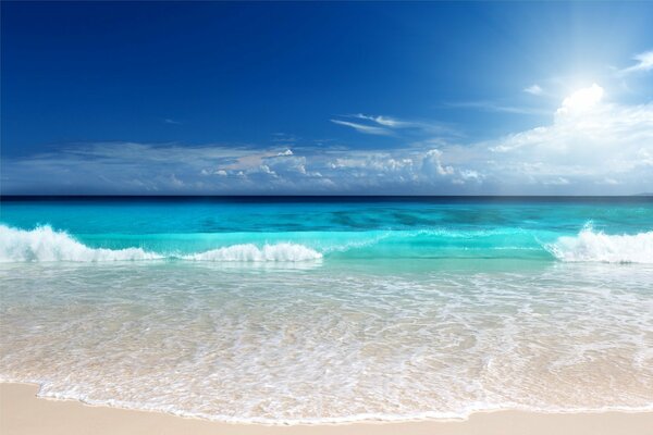 Mer bleu émeraude et plage de sable