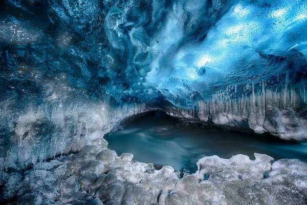 Un ghiacciaio nella neve sembra un tunnel in un altro mondo