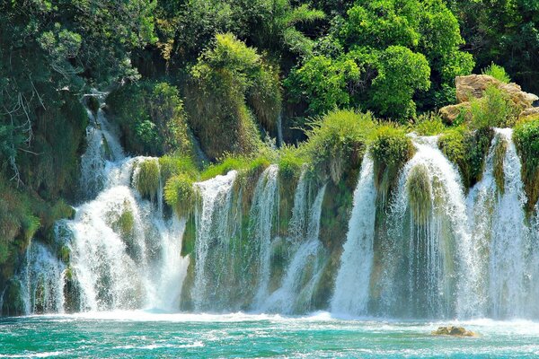 Cascades chics dans le parc National en Croatie