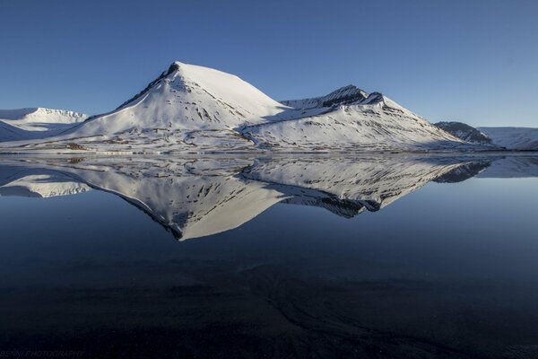 Riflesso delle montagne innevate nel lago