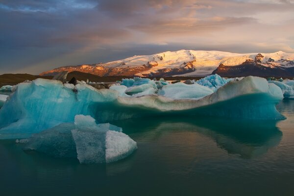 Eisberge und schneebedeckte Berge in Island