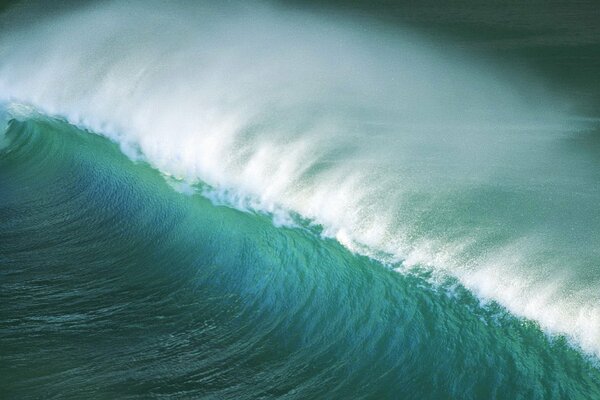 Turquoise vague sur la mer tempête