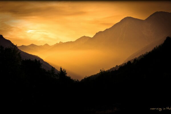 Amanecer en las montañas y la niebla