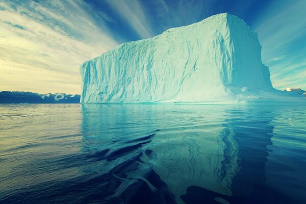 Iceberg solitaire dans la glace dans l océan