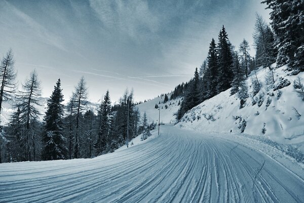 Strada attraverso le colline innevate