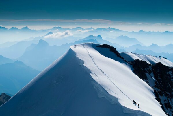 Den verschneiten Mount Everest besteigen