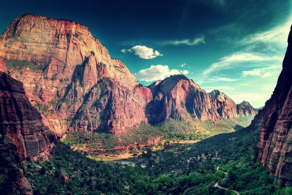 Montagnes puissantes dans la nature