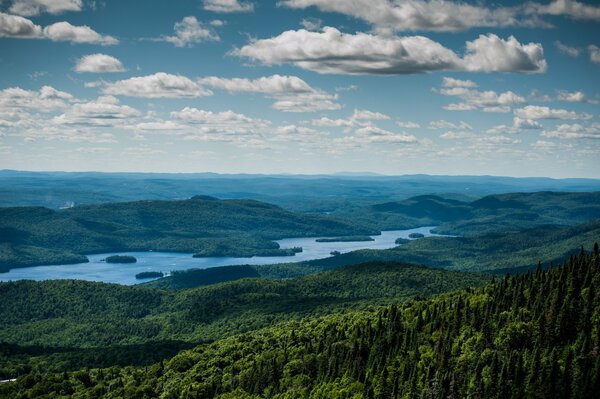 Vue panoramique sur la vallée avec la rivière