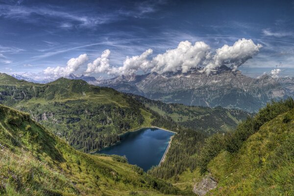 Schöne Landschaft. berge und See