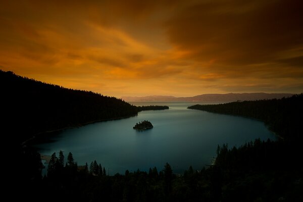 Lago Tahoe en California al atardecer