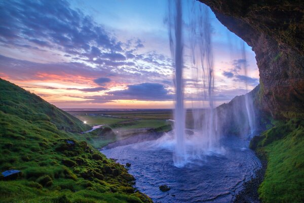 Cascada de roca al atardecer