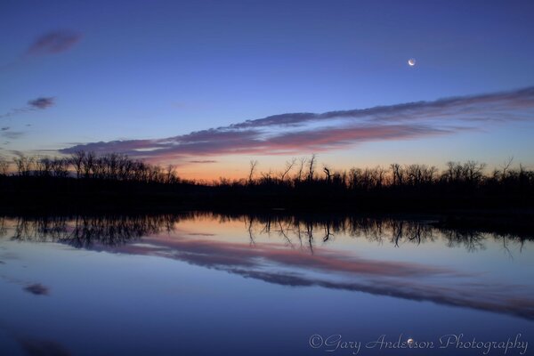 La orilla del amanecer de la superficie del río