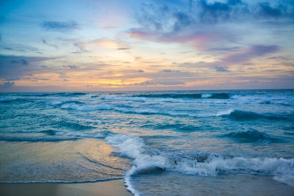 Das blaue schöne Meer und der Himmel