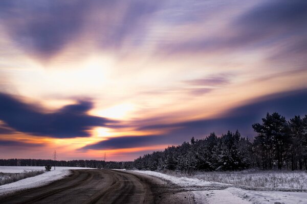 Fantastischer Sonnenuntergang und Winterstraße