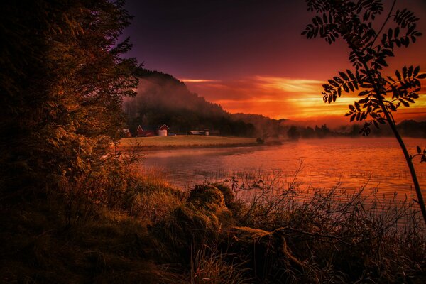 Increíblemente hermosa Noruega con una increíble puesta de sol y la naturaleza alrededor del río