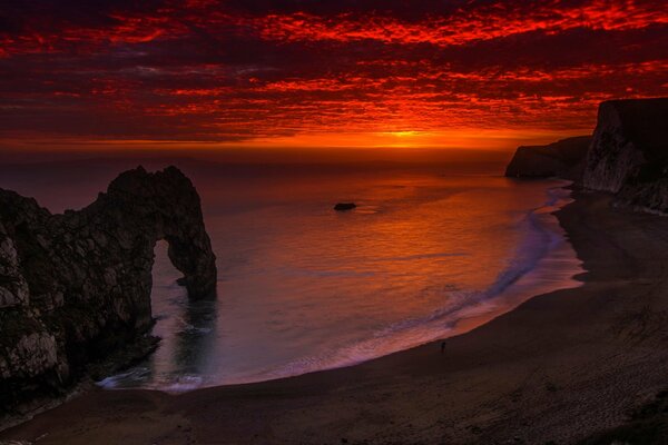 Porta di roccia calcarea in Inghilterra al tramonto