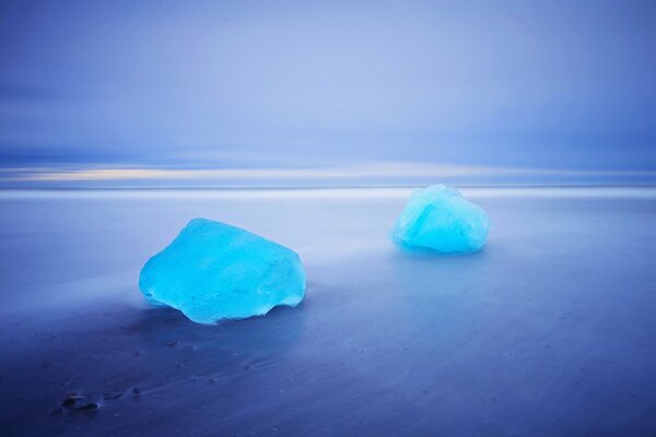 Trozos de hielo azul